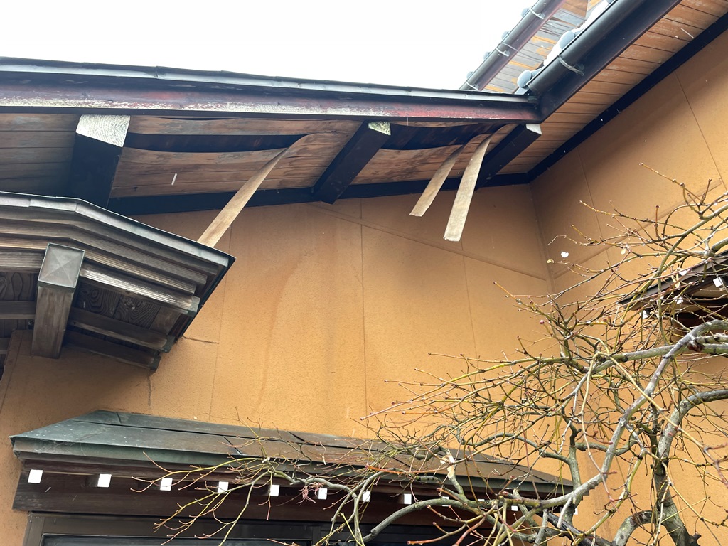 窓枠から雨漏れ