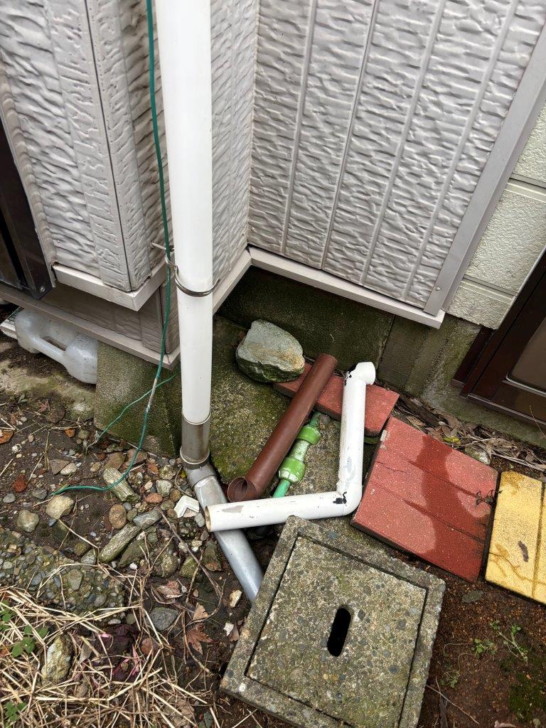 地面に落下した雨樋部材