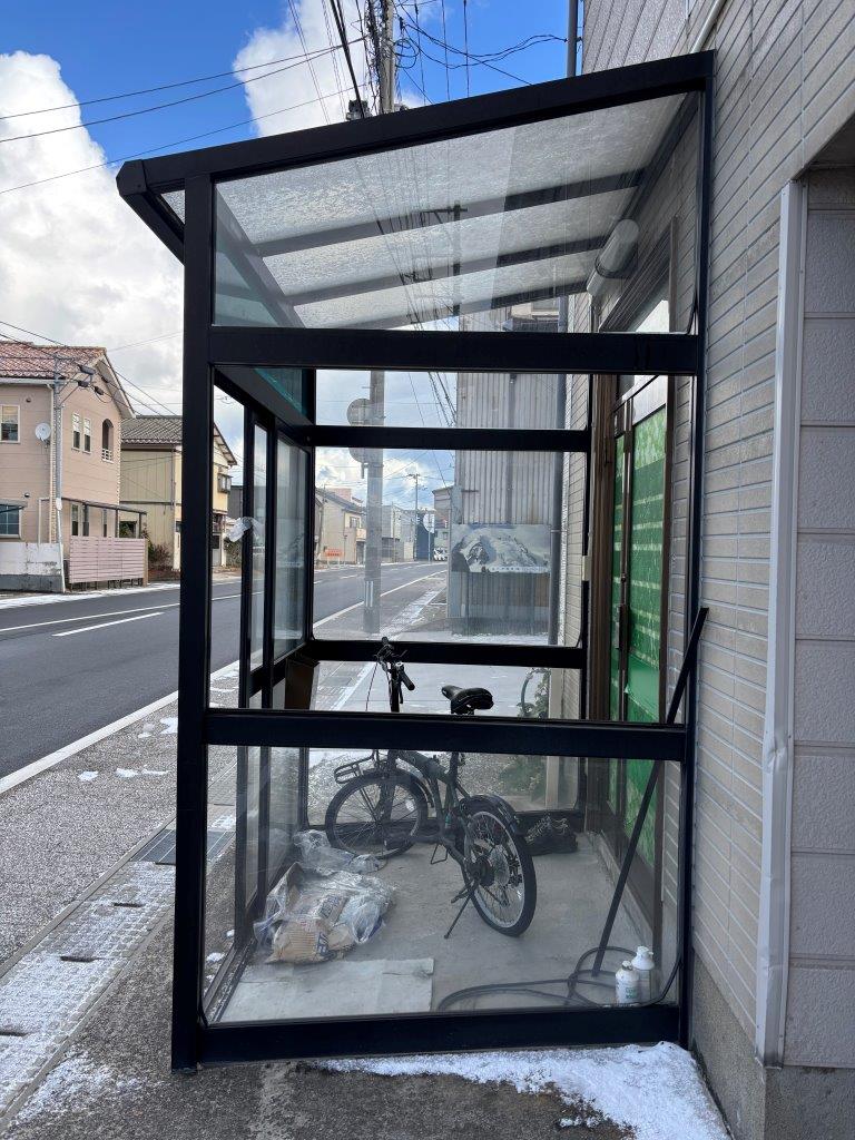 正面から見た風除室