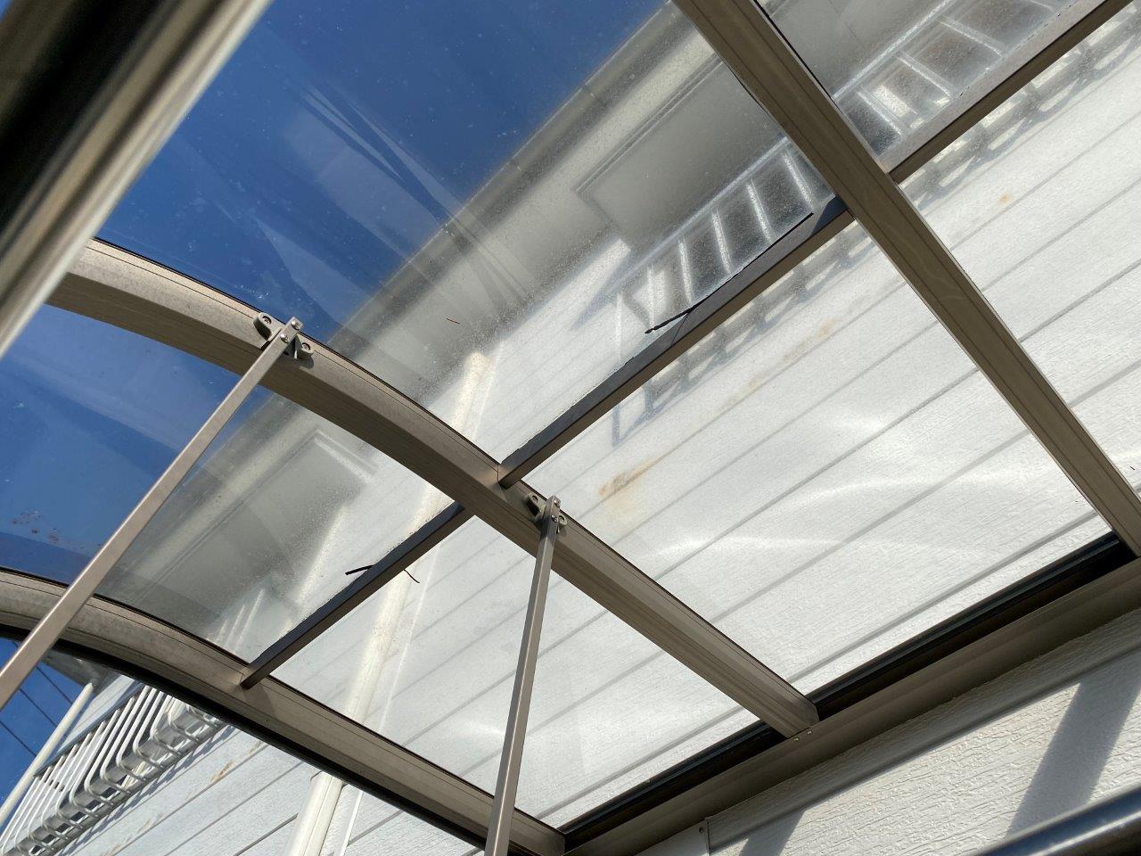 サンルームのポリカ屋根が破損