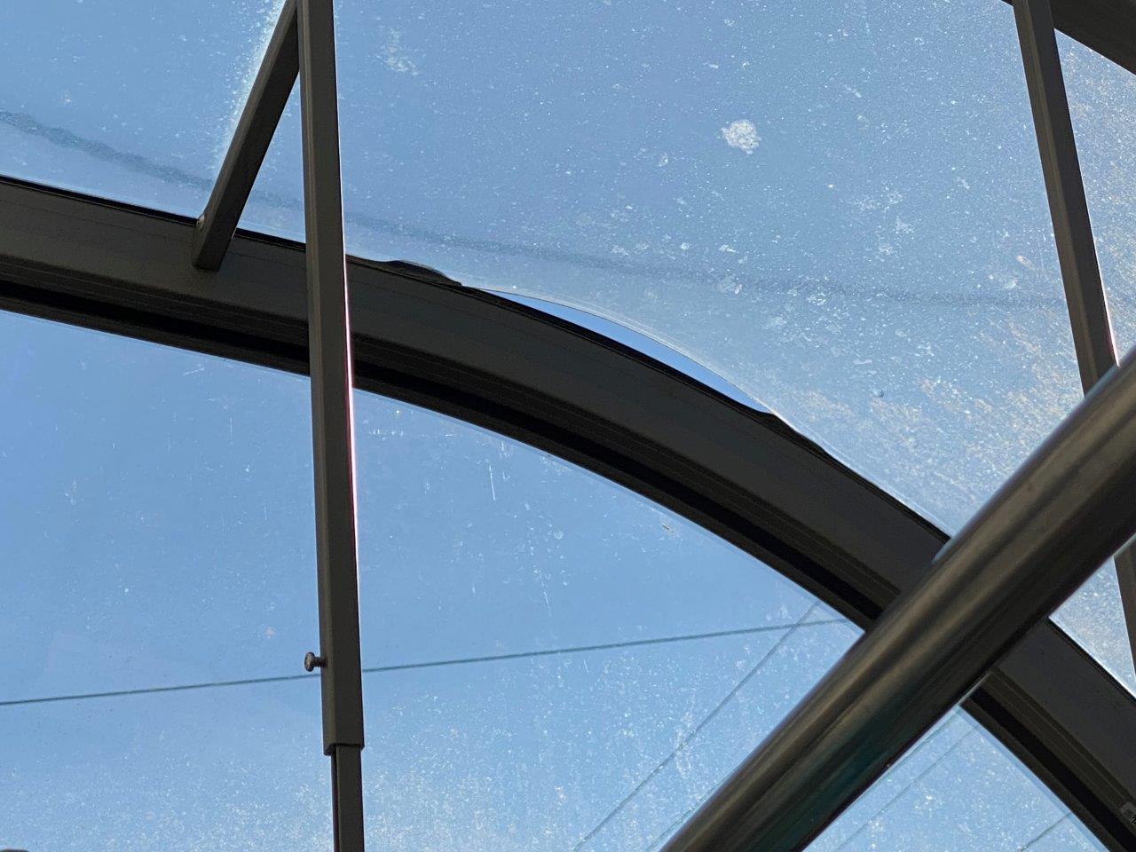 サンルームのポリカ屋根が破損