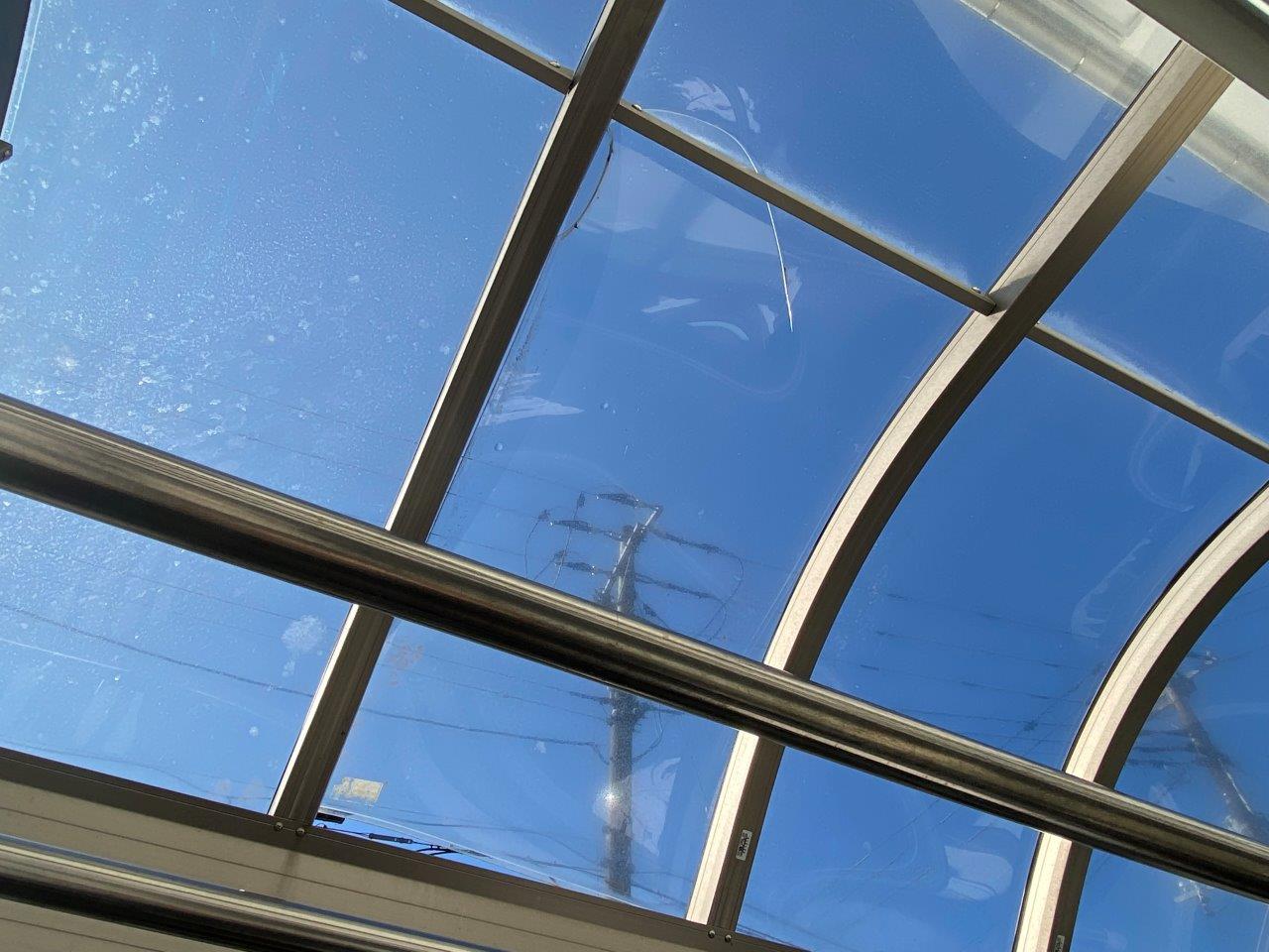 サンルームのポリカ屋根が破損