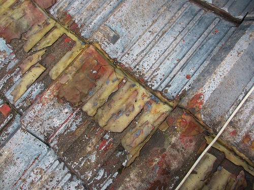 ずさんな雨漏れ修繕工事の痕跡