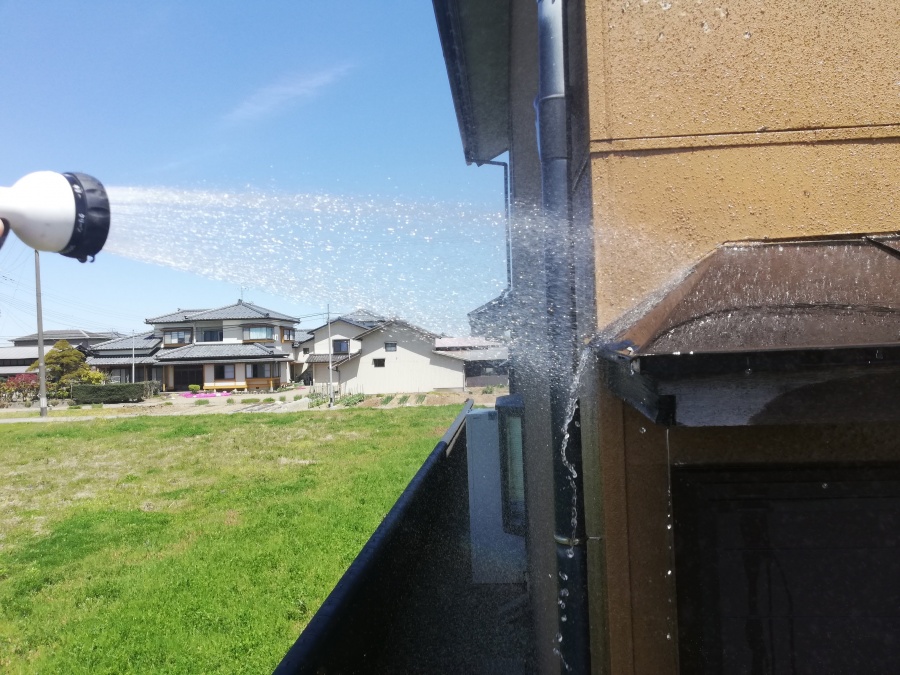 雨漏れ発生し散水検査