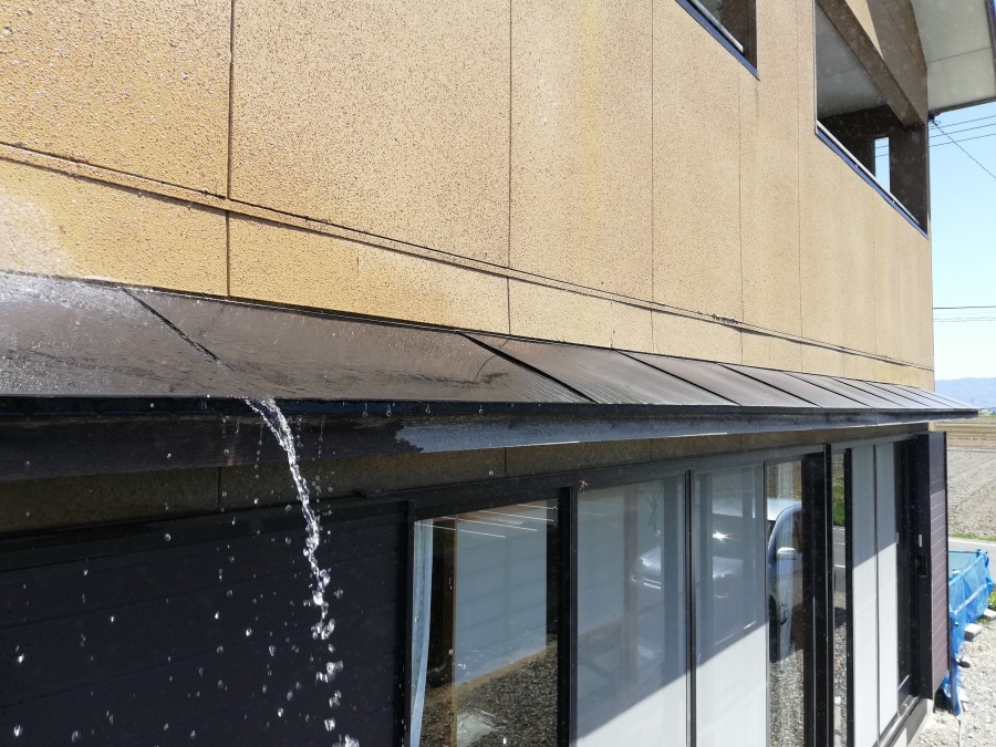 雨漏れ発生し散水検査