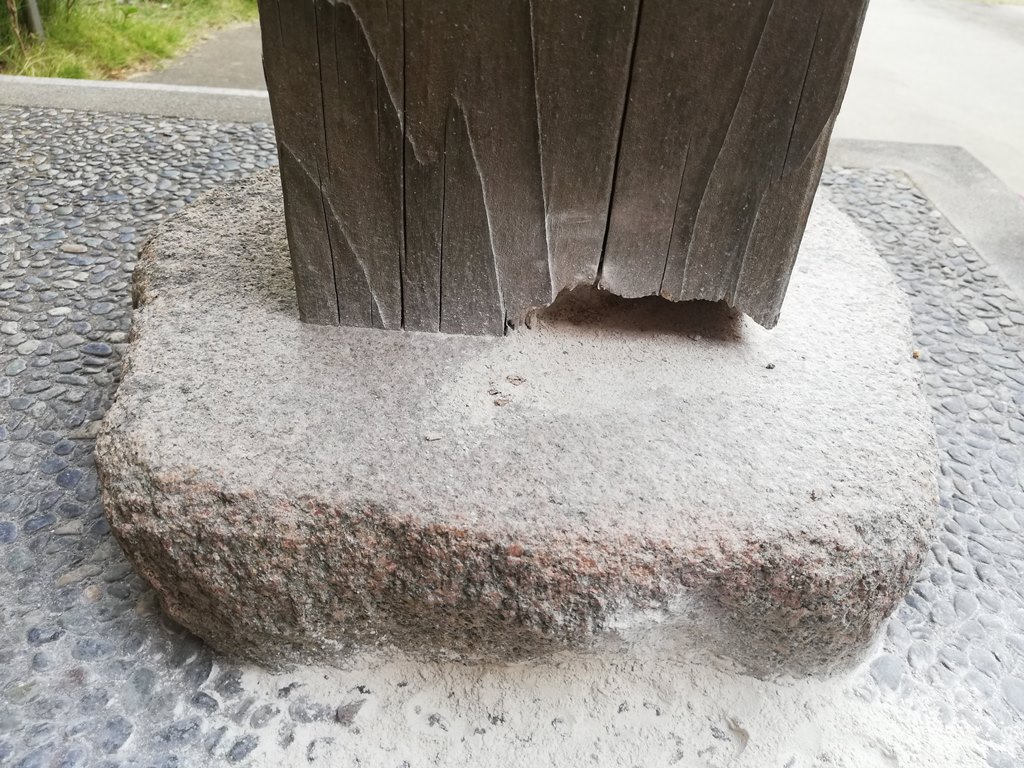 ポーチ柱と束石隙間