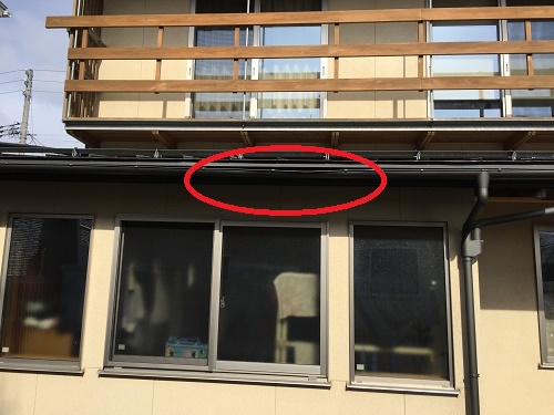 下屋の雨樋が曲がっている様子