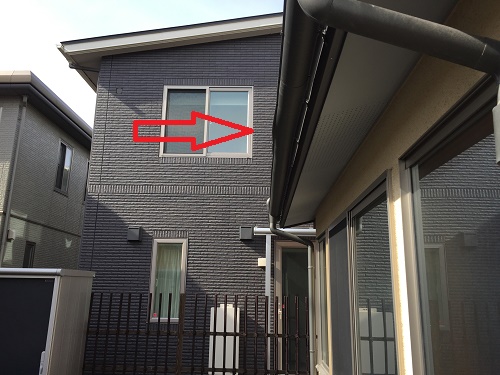 下屋の雨樋が曲がっている様子