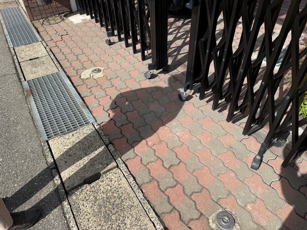 駐車場の埋設ポール全景