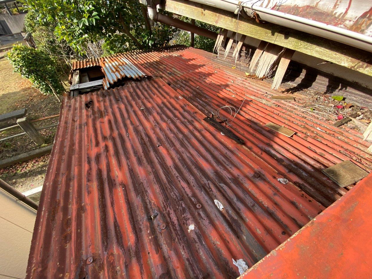 屋根板金に腐食で張り替え工事