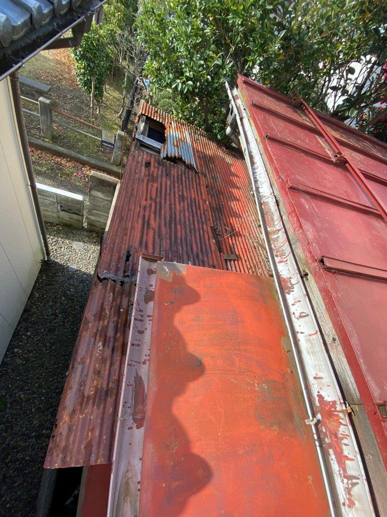 屋根板金に腐食で張り替え工事