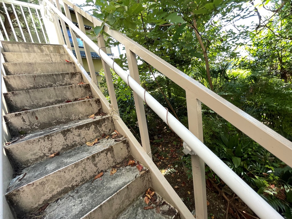 玄関アプローチ階段屋根囲い工事