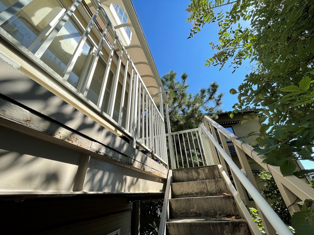 玄関アプローチ階段屋根囲い工事