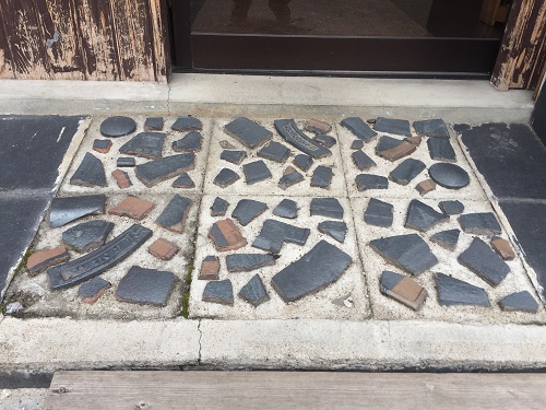 玄関アプローチ　安田瓦