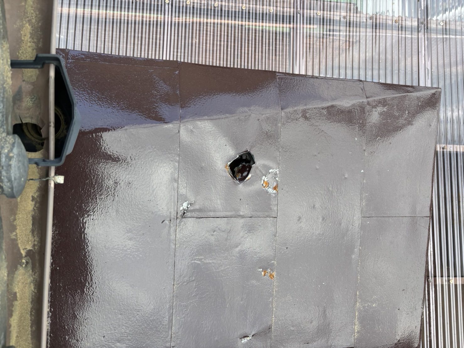 鬼瓦落下し板金屋根破損　現地調査