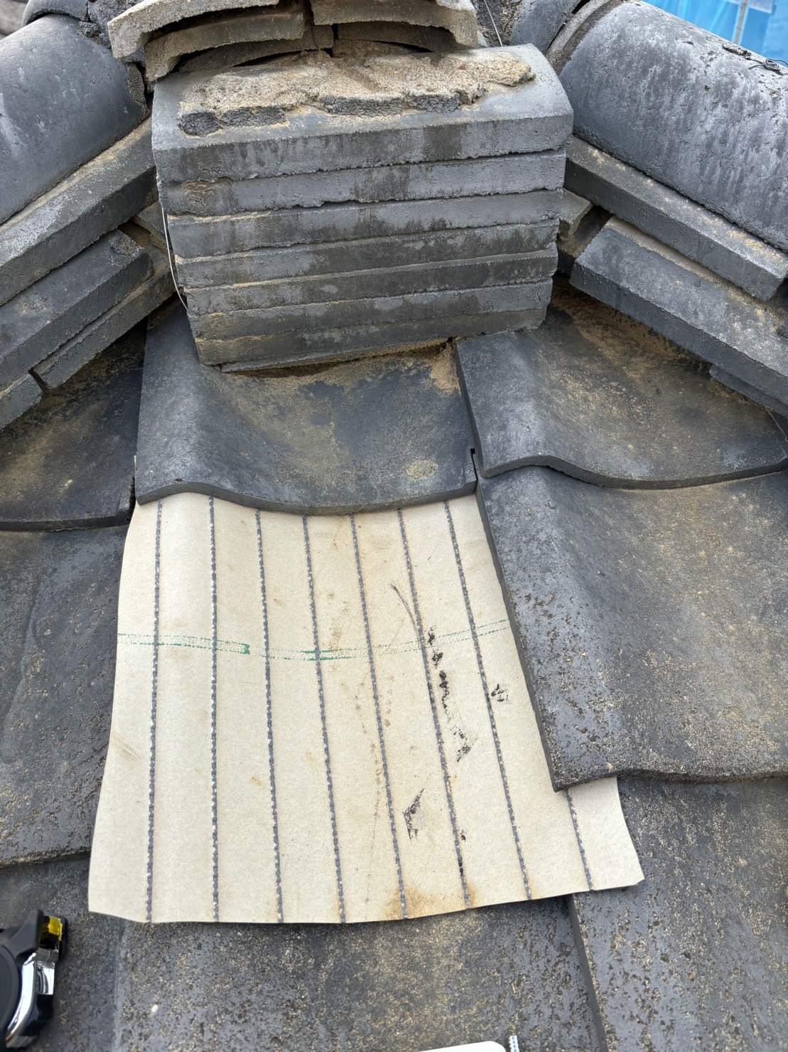 鬼瓦落下し板金屋根破損　現地調査