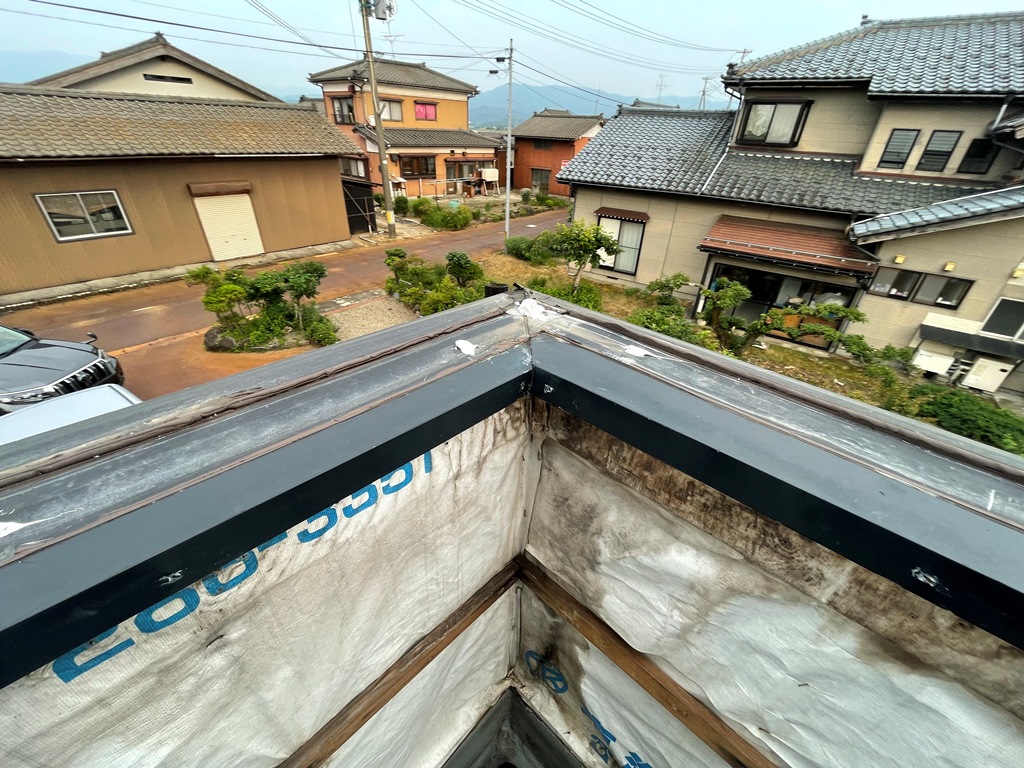 2階ベランダより雨漏れ