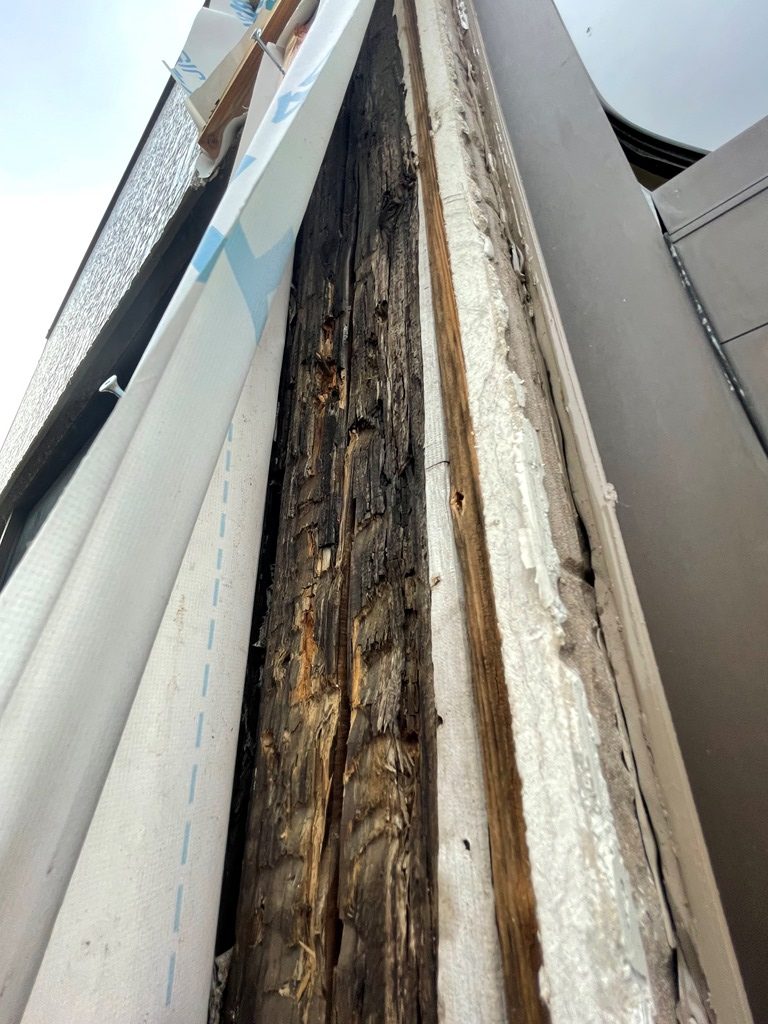 2階ベランダより雨漏れ