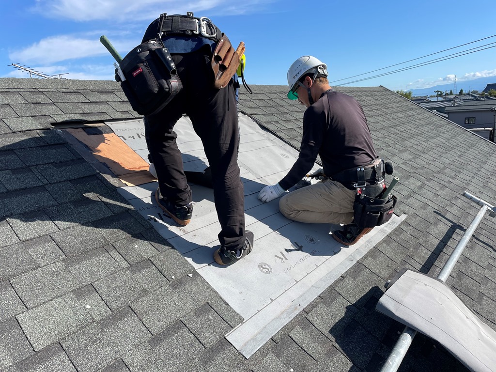 天窓を塞いだ箇所にオークリッジを葺きました