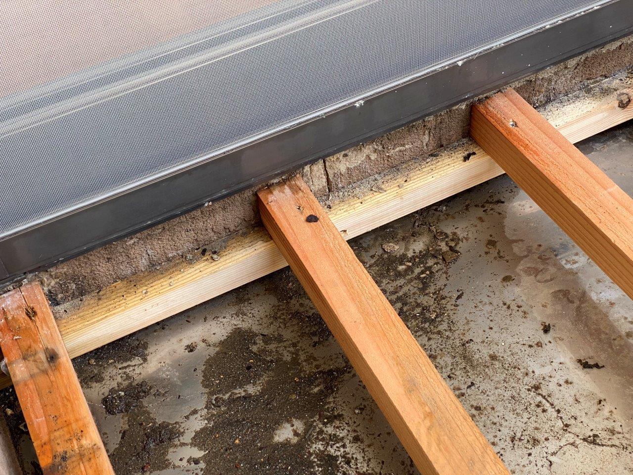 1階洋室より雨漏れ