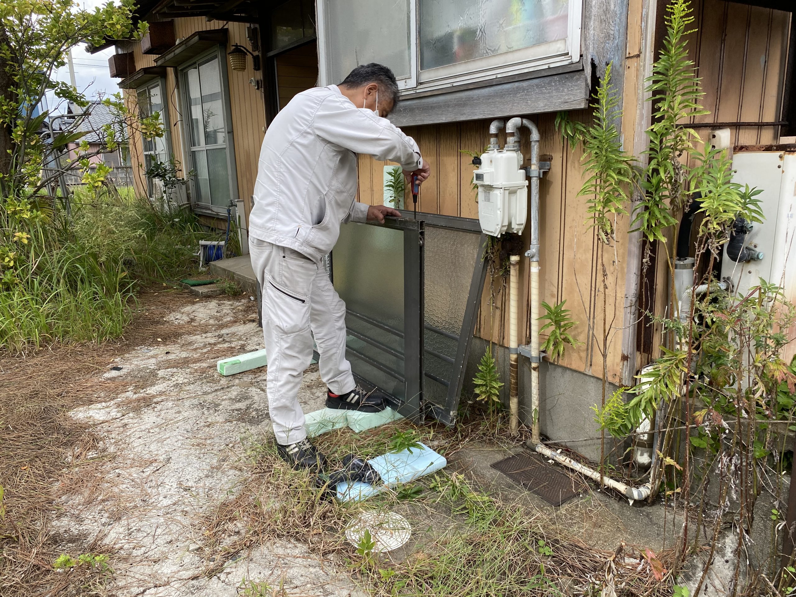 枠から既存ガラスを取り外す工程