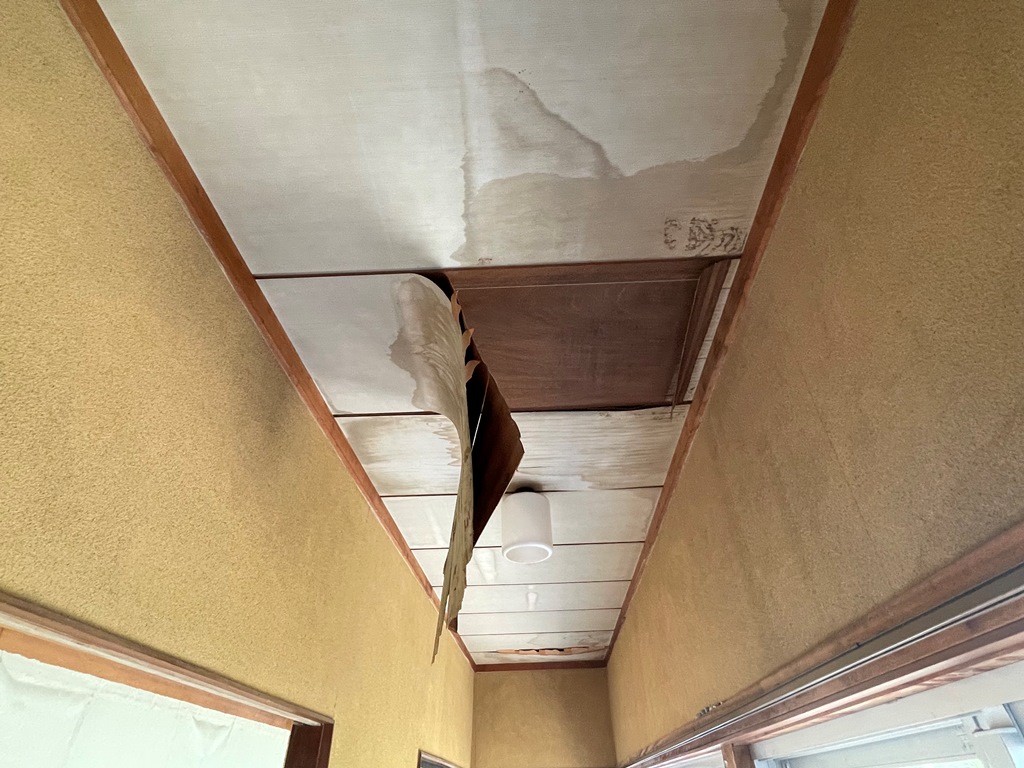 築50年以上の瓦屋根から雨漏れ