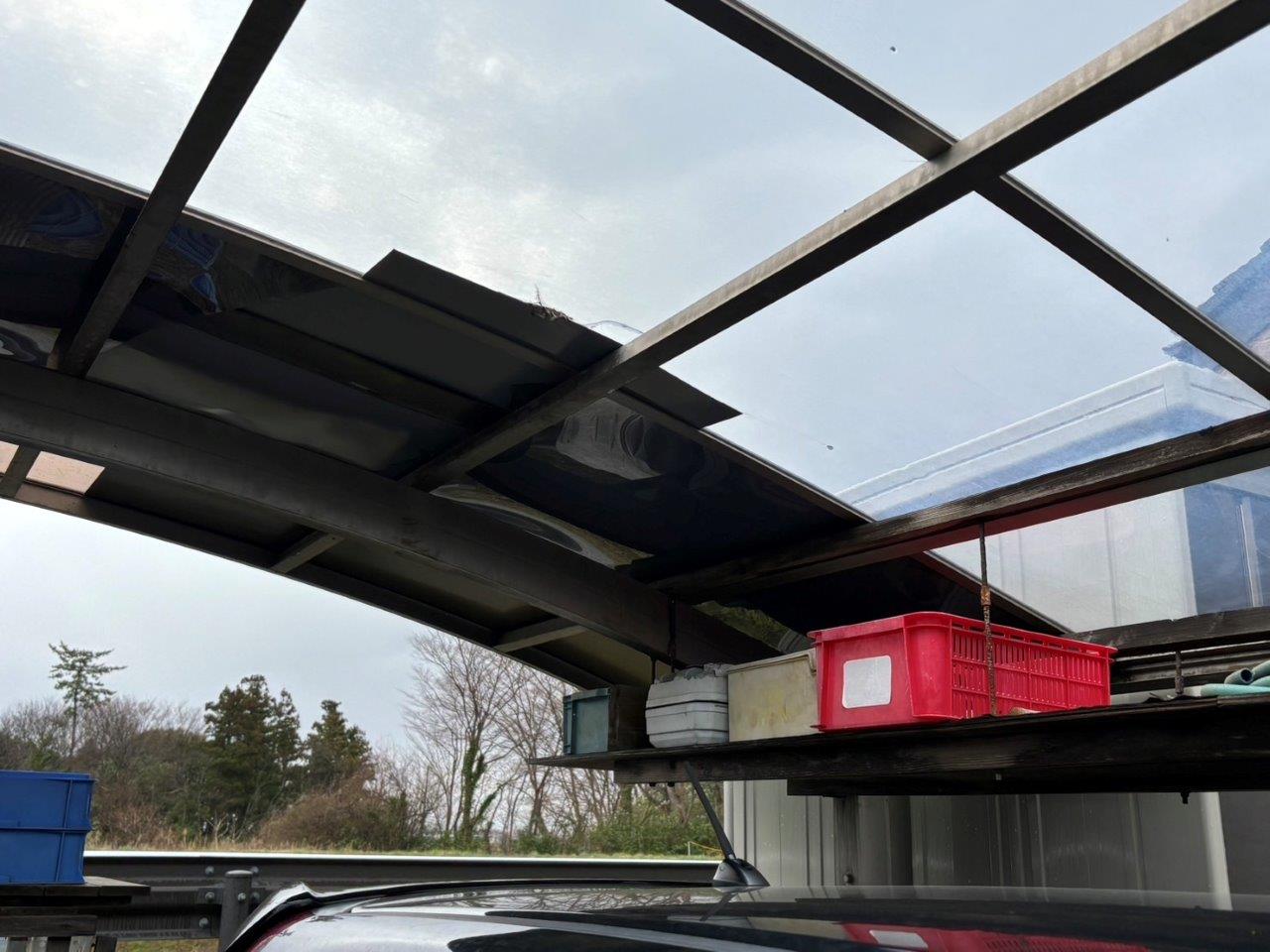 カーポートポリカ屋根破損　現地調査