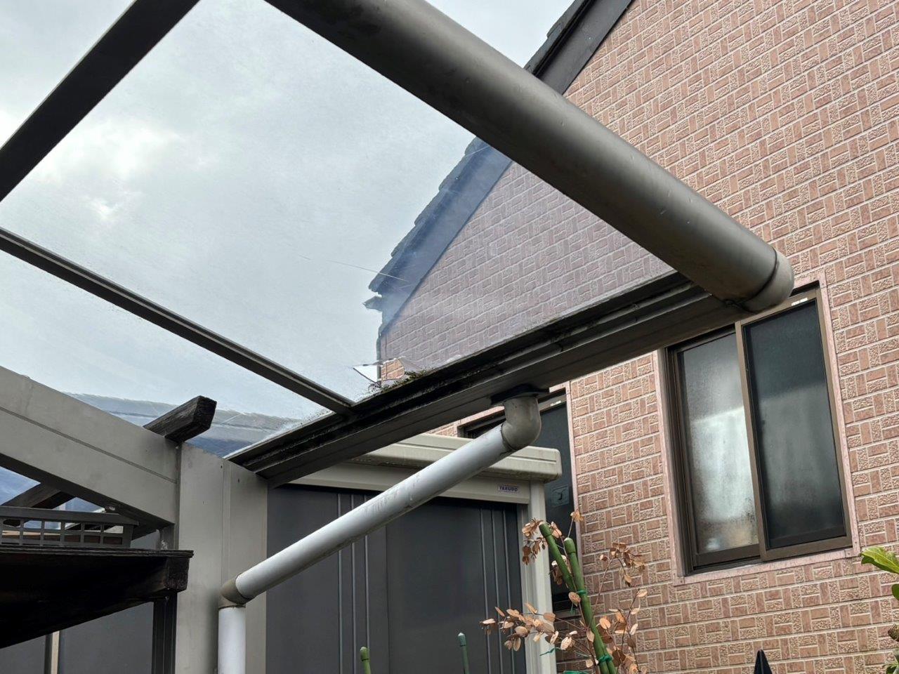 カーポートポリカ屋根破損　現地調査