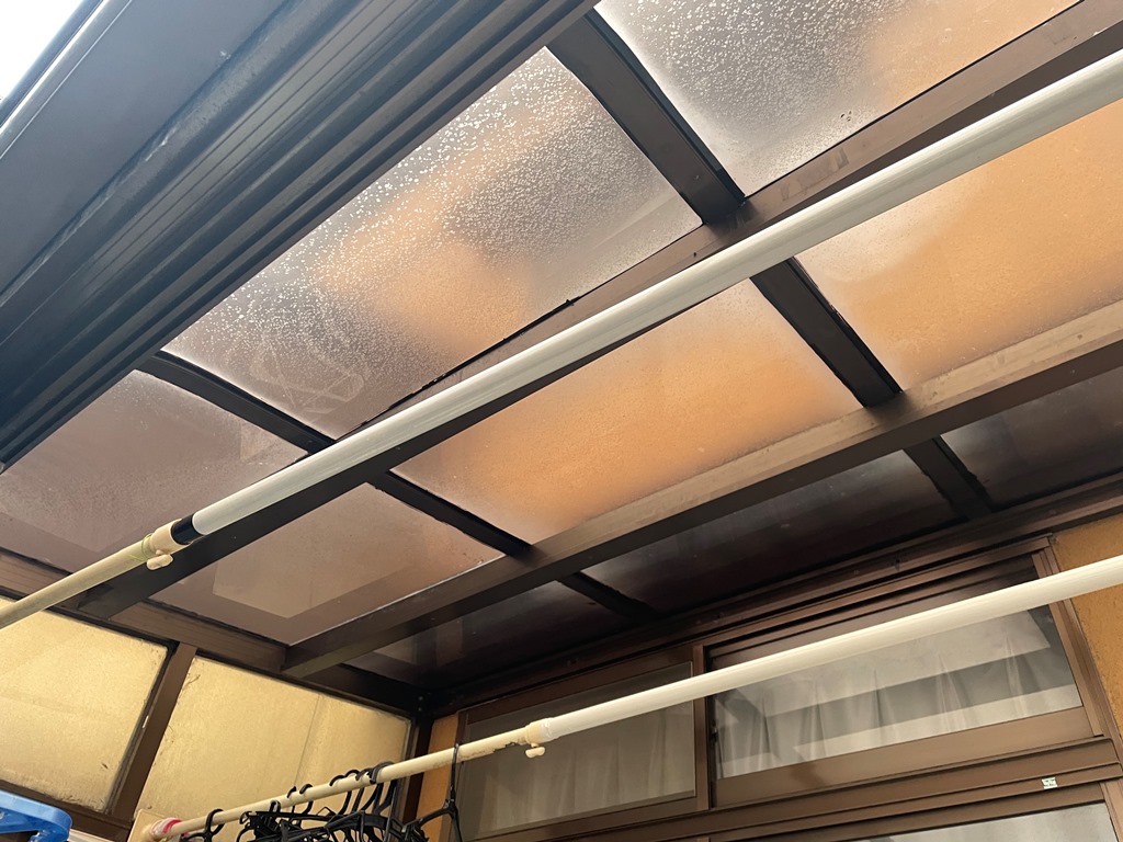 20年物の片流れポリカ屋根張り替え