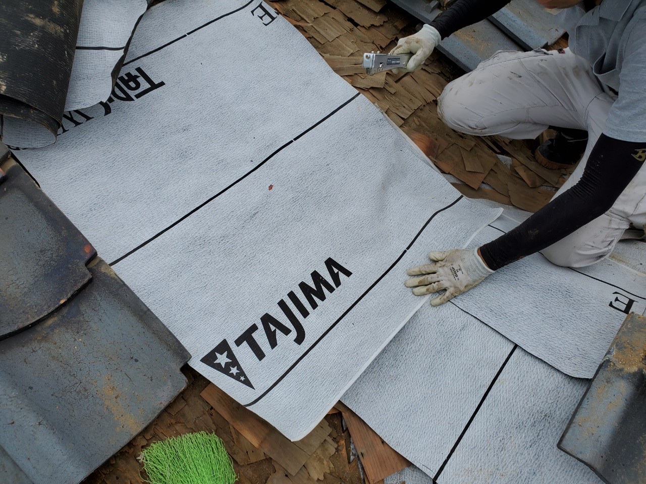 瓦屋根　谷板金入れ替え