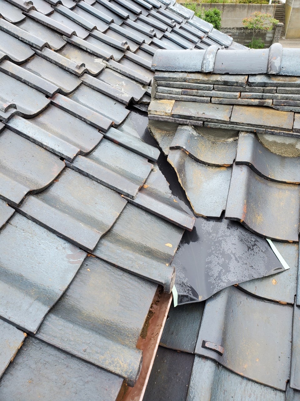 瓦屋根　谷板金入れ替え