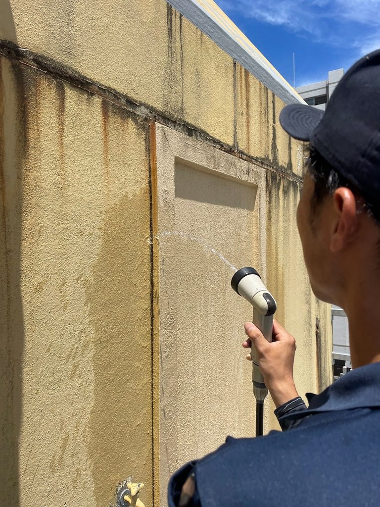 新潟市中央区にあるビルにて雨漏れ散水検査を行いました