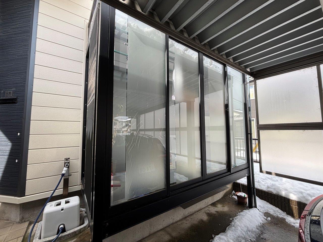 サンルームポリカ屋根が落雪によって破損　現地調査