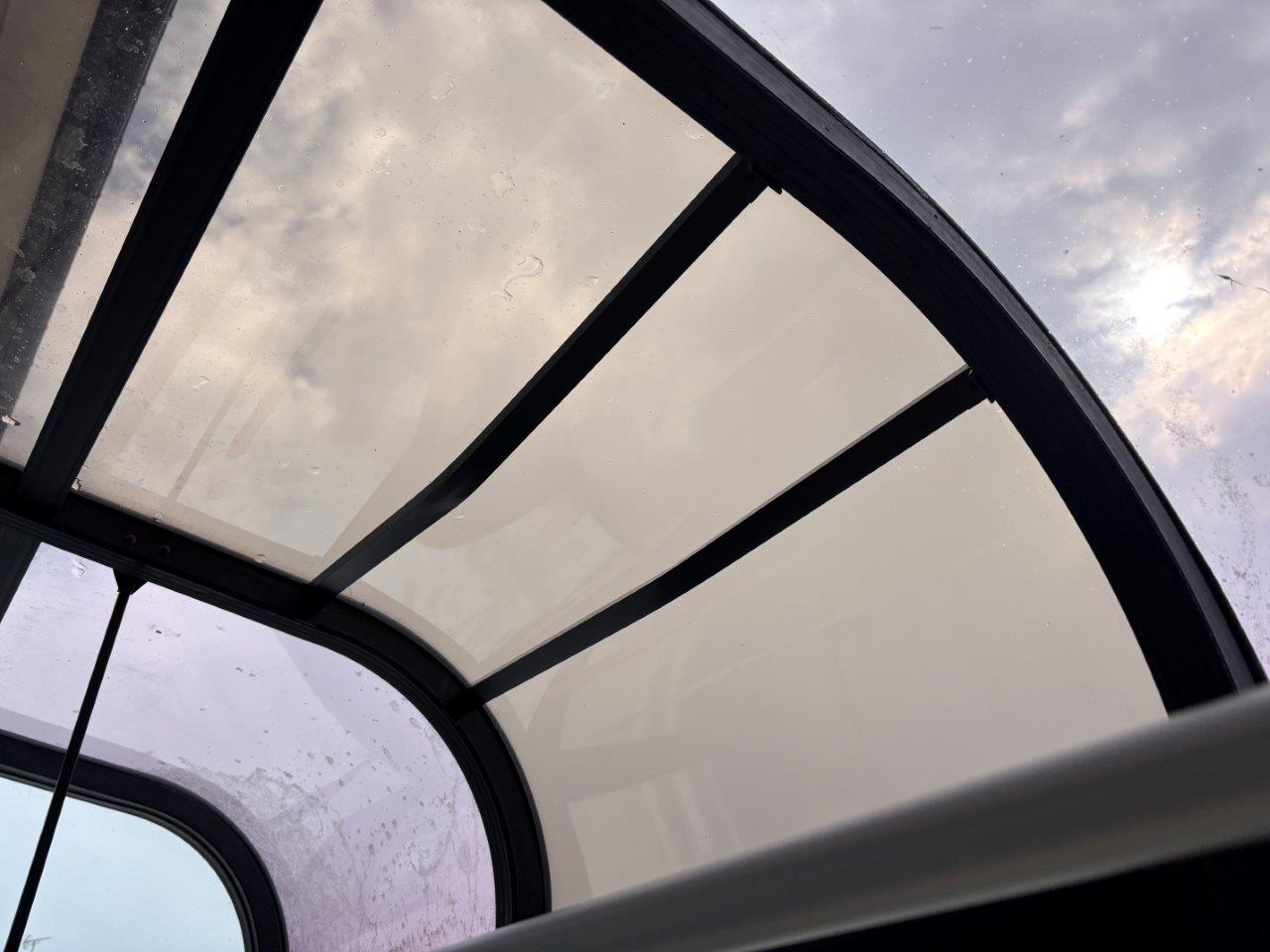 サンルームのポリカ屋根が破損　現地調査