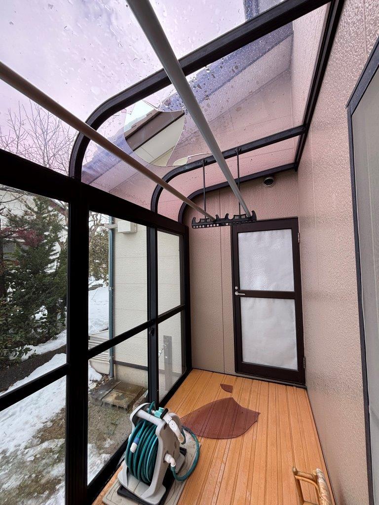 ポリカ張り替え、補強材取付工事