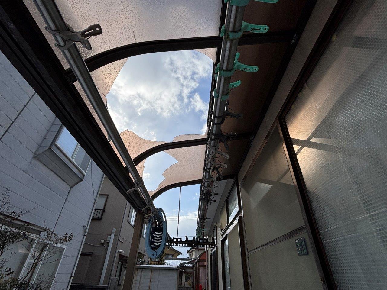 サンルームのポリカ屋根が2枚破損　現地調査