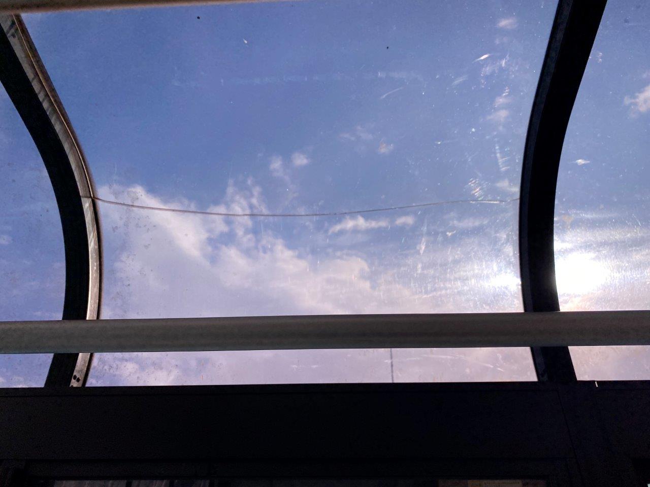 調査写真① 天井に走るひび割れの確認