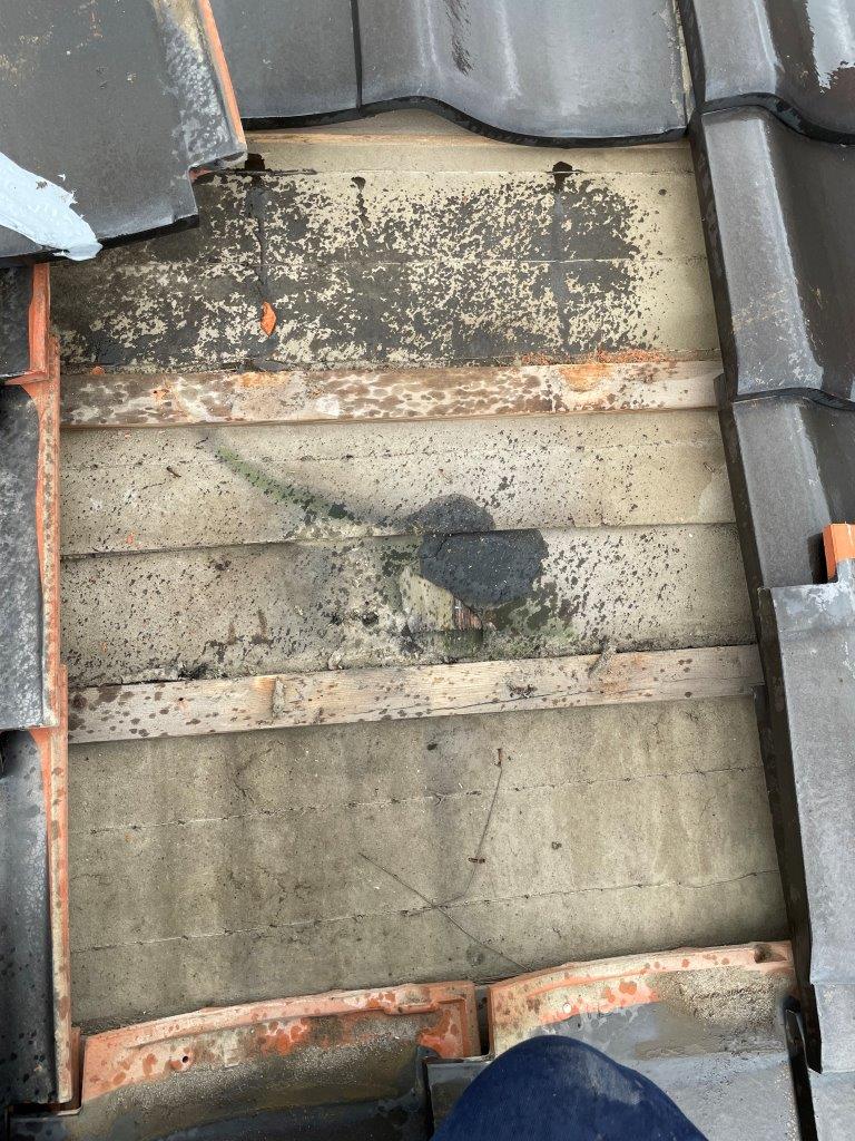 瓦屋根より雨漏れ