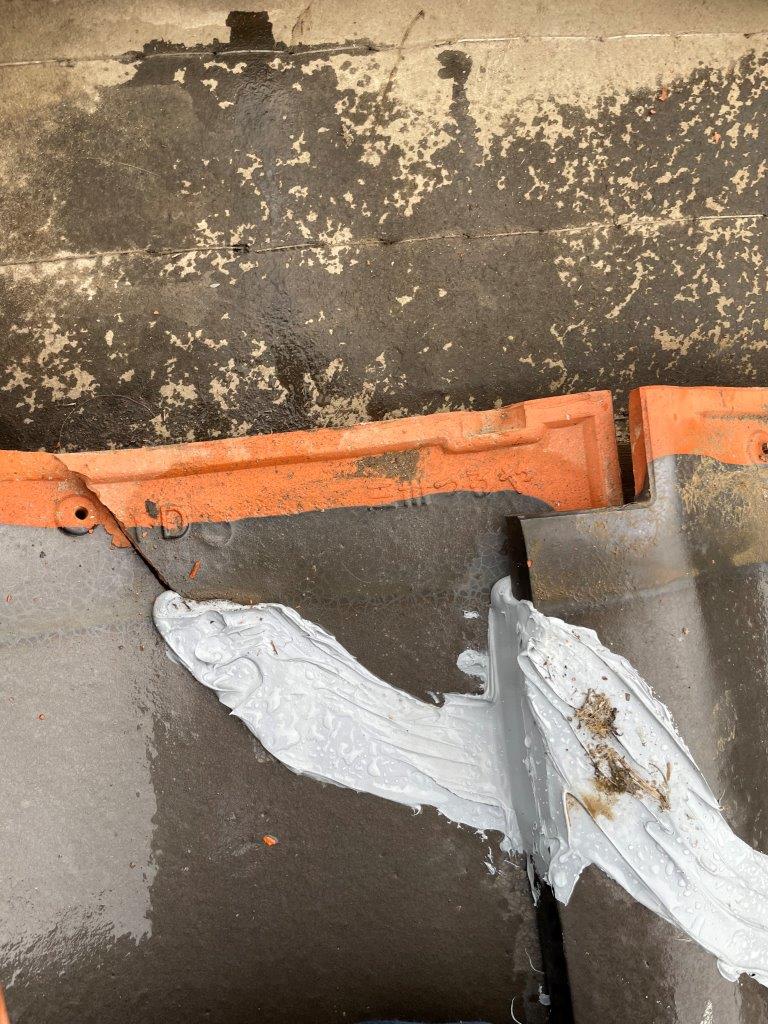 瓦屋根より雨漏れ