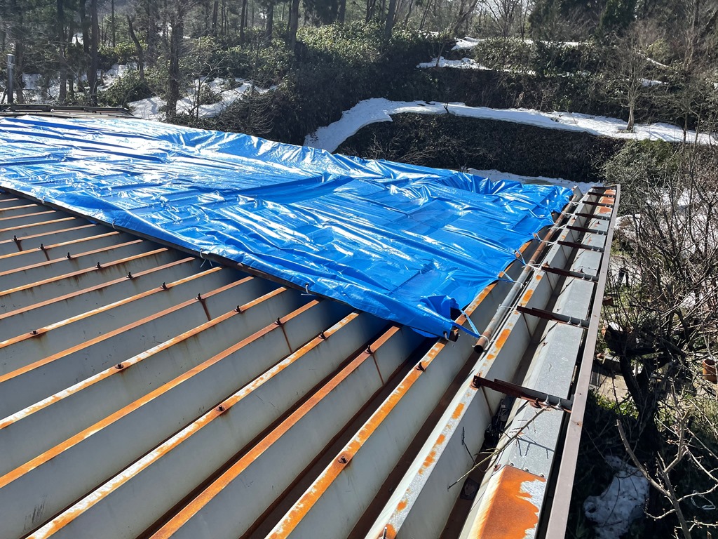 車庫のポリカ屋根破損