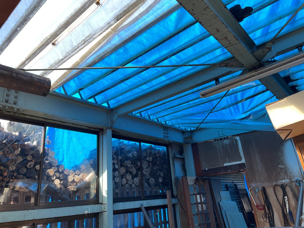 車庫のポリカ屋根破損