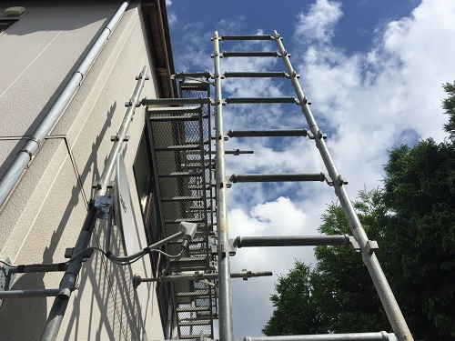 外壁塗装　足場の設置　昇降階段
