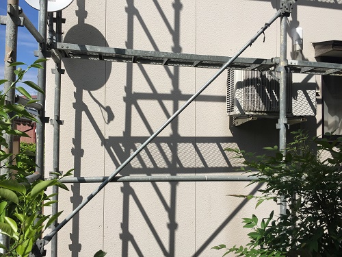 外壁塗装　足場の設置　筋交い