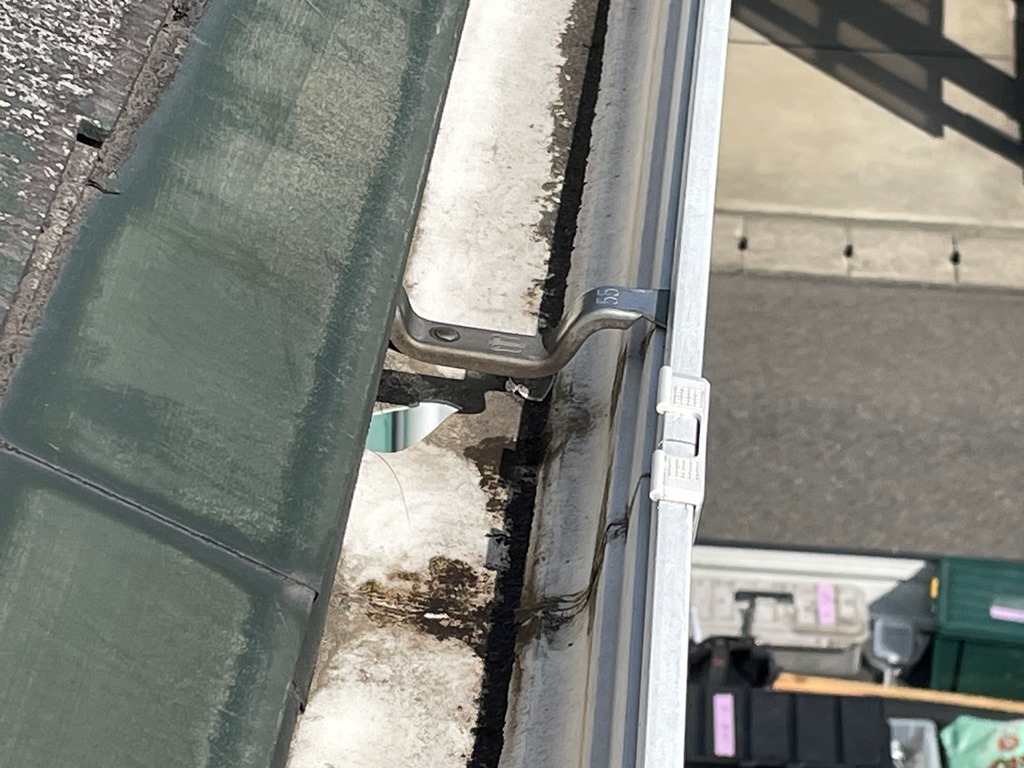 雪害のため雨樋破損　現地調査