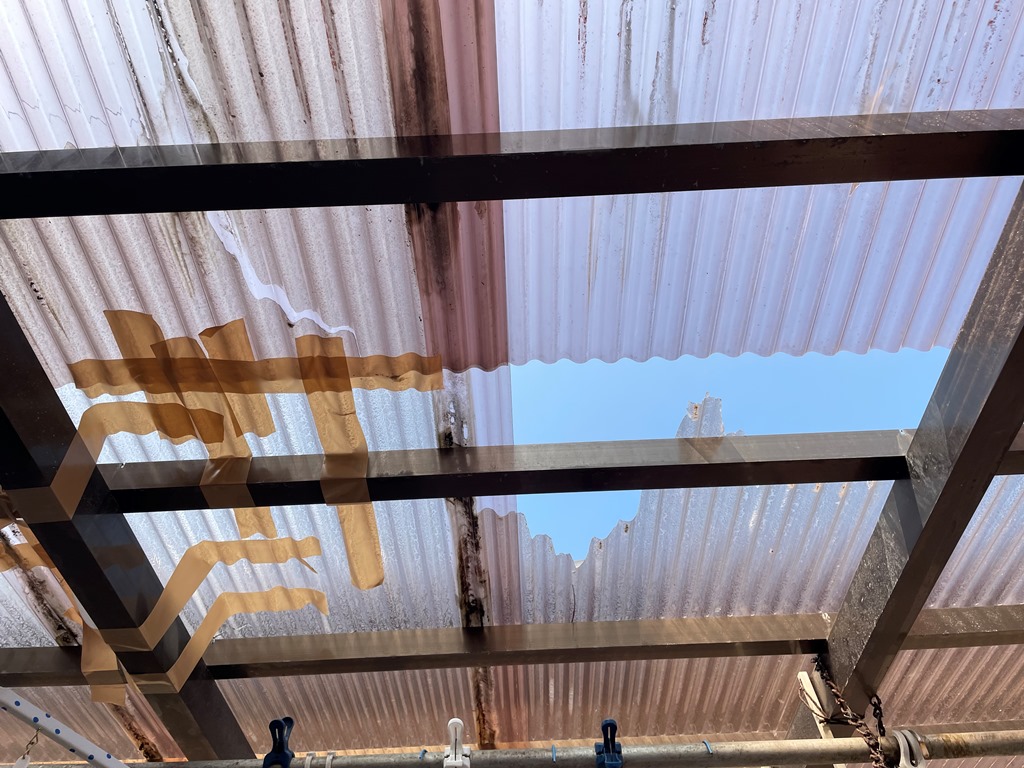 カーポートポリカ屋根破損、雨樋修繕の現地調査