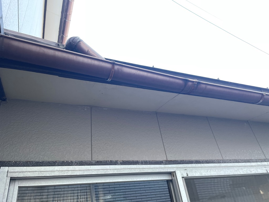 カーポートポリカ屋根破損、雨樋修繕の現地調査
