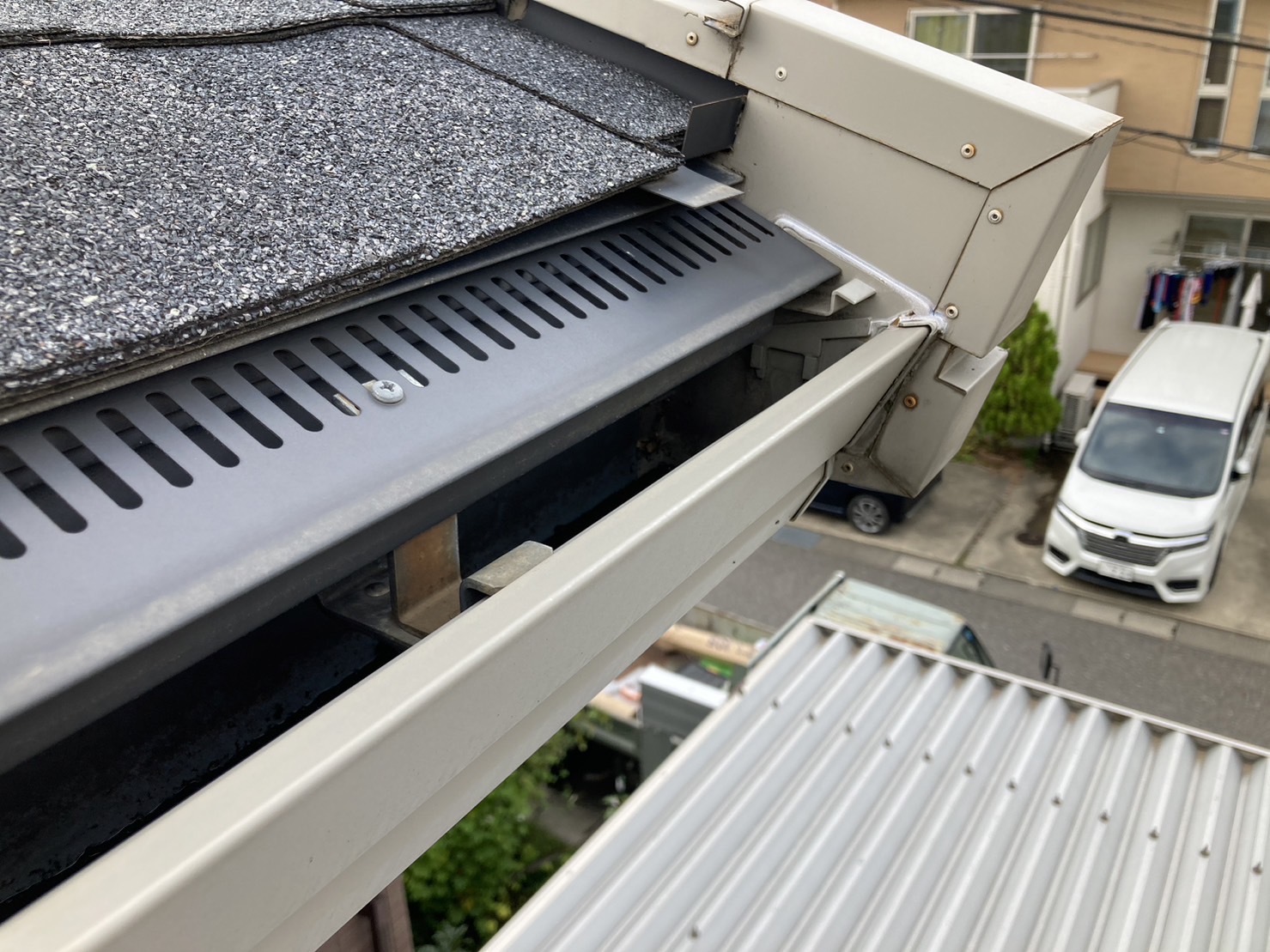 軒樋から水漏れ　現地調査