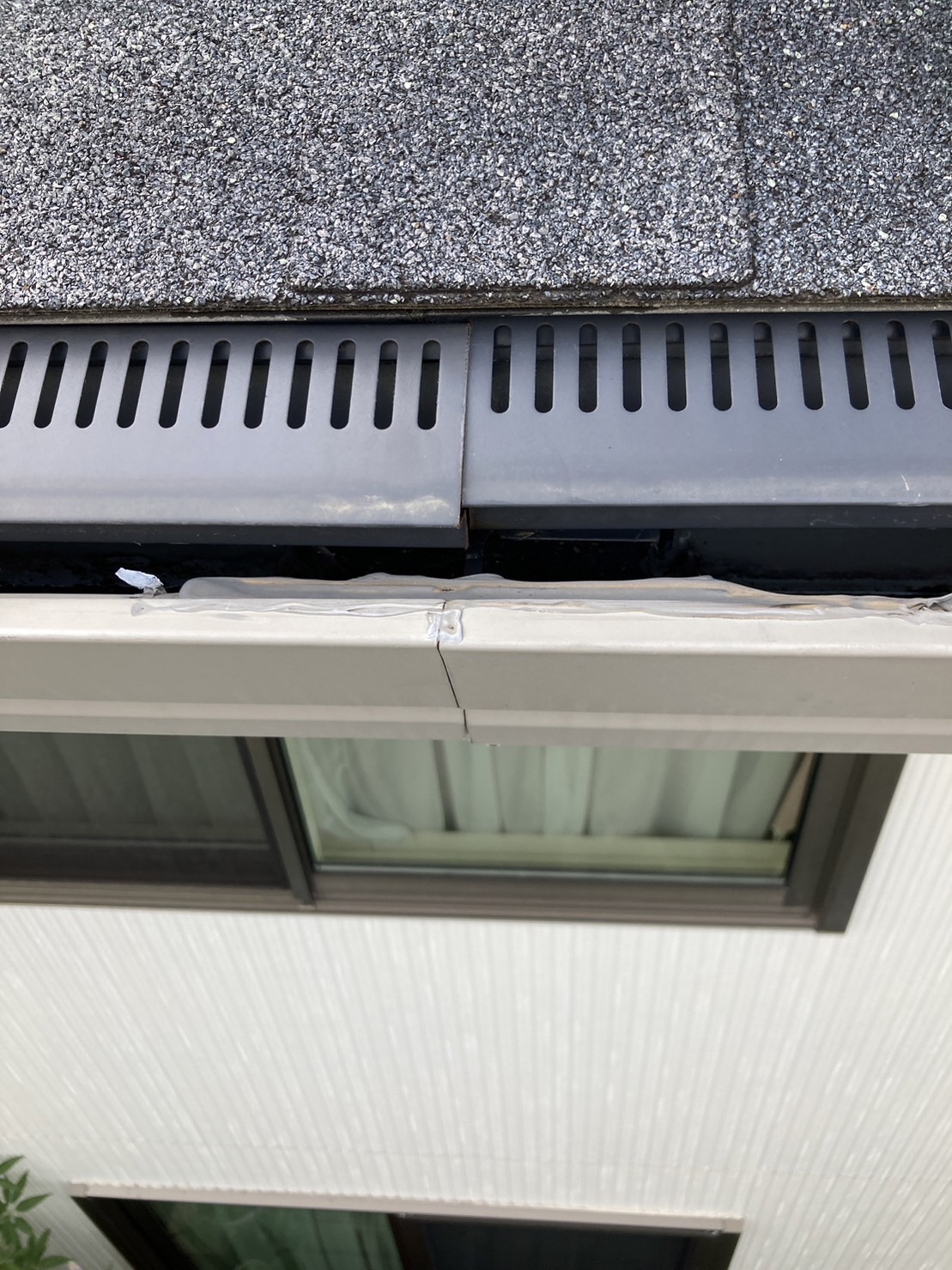 軒樋から水漏れ　現地調査