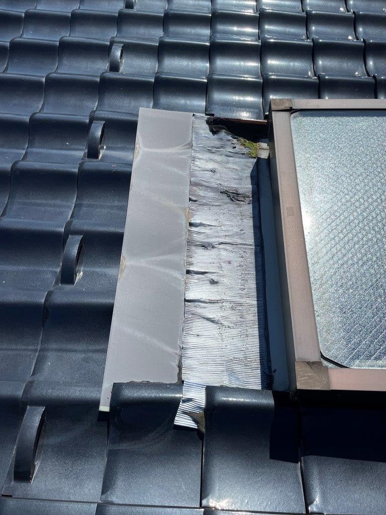 天窓より雨漏れ