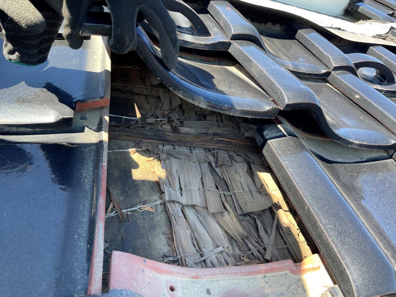 天窓より雨漏れ